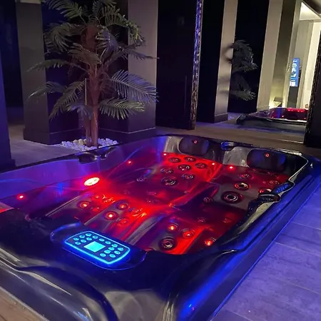 Love hotel La Jacuzzi Et Sauna Privatif *