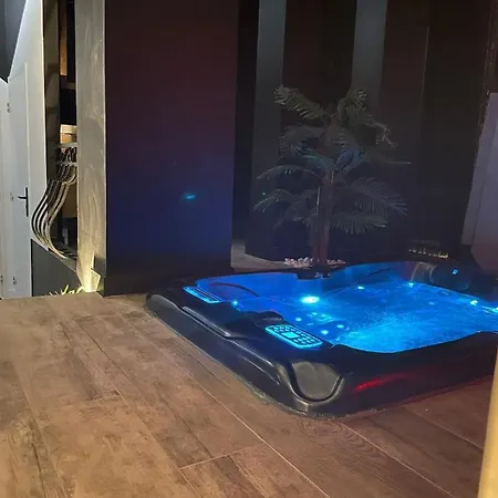 La Jacuzzi Et Sauna Privatif Love hotel *