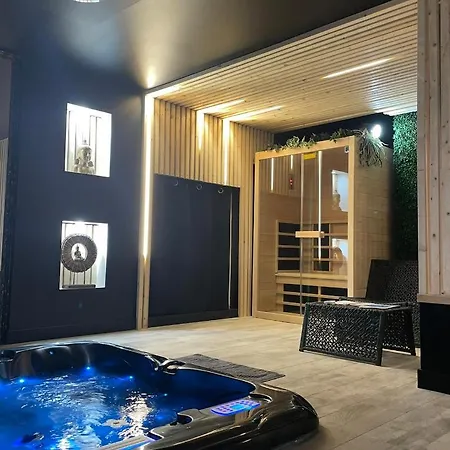 La Jacuzzi Et Sauna Privatif Love hotel *